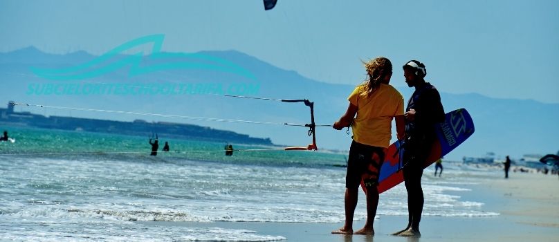 Profesor con alumno de curso semi-privado de kitesurf en Tarifa